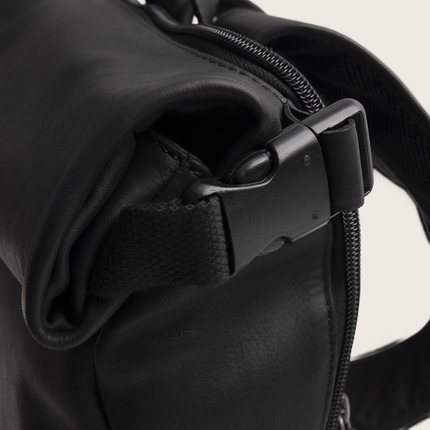 Leather Roll-top Backpack Black Mazara, close-up of the buckle