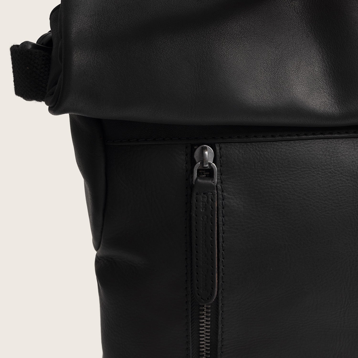 Leather Roll-top Backpack Black Mazara, close-up of the front zip pocket