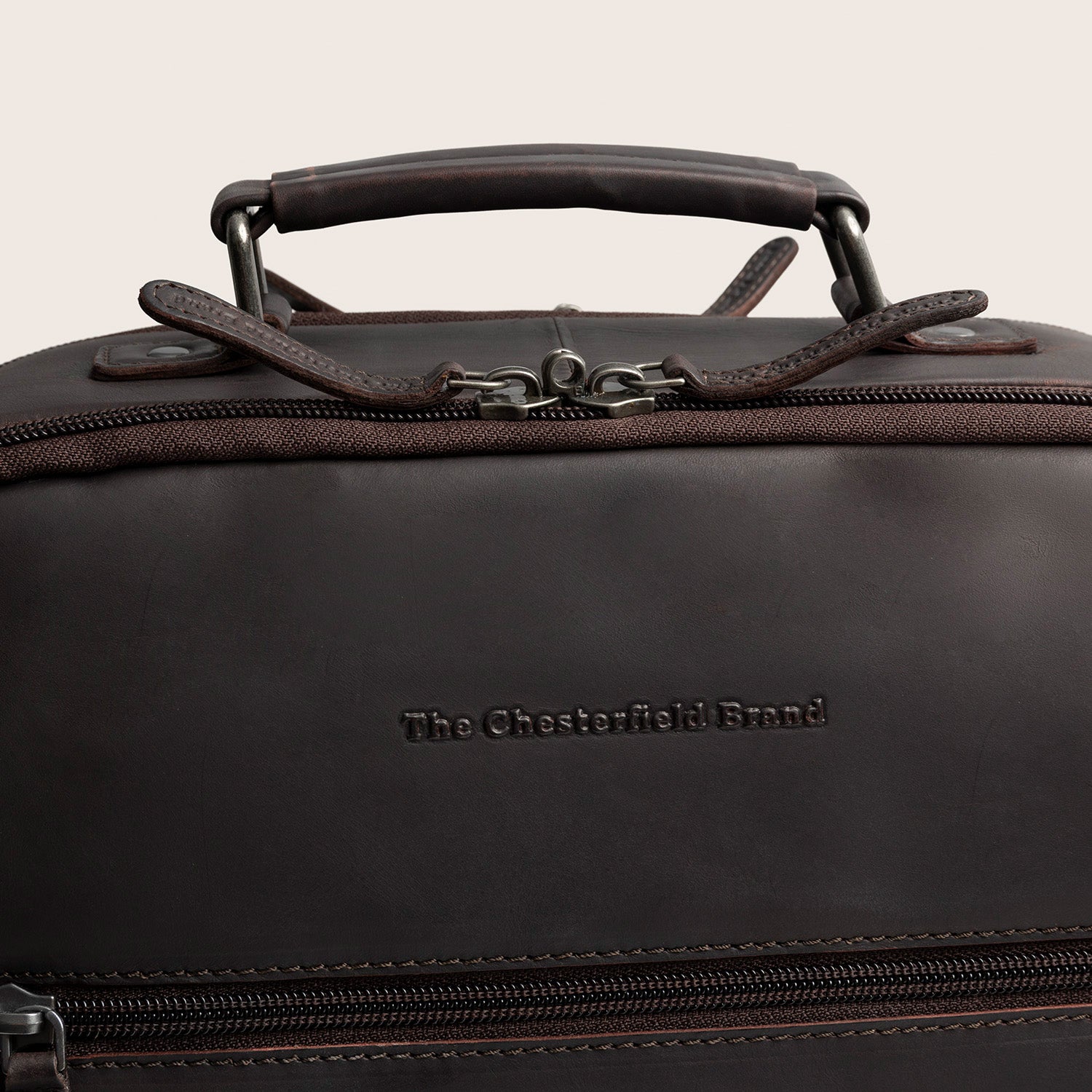 Sac à Dos en Cuir Marron Jamaica, gros plan sur le logo embossé