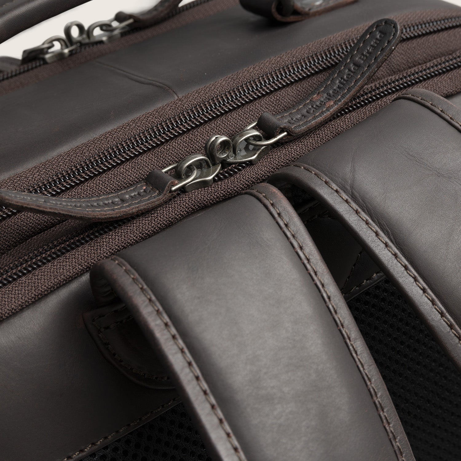 Sac à Dos en Cuir Marron Jamaica, gros plan sur la fermeture éclair
