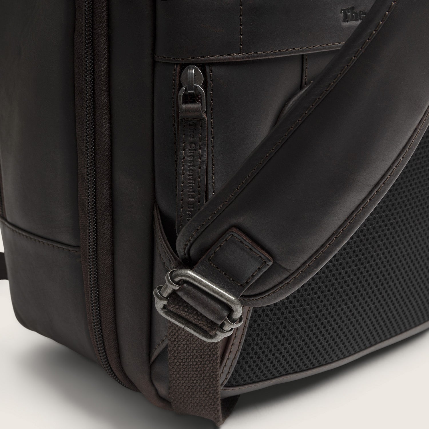 Sac à Dos en Cuir Marron Jamaica, gros plan sur la bandoulière