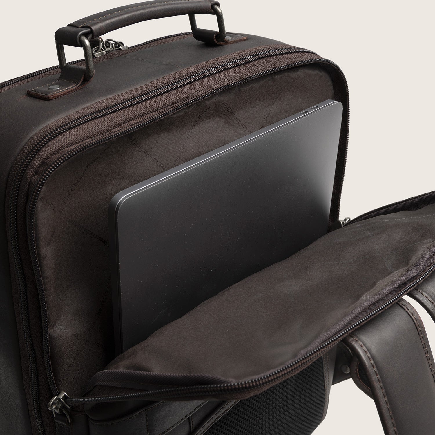 Sac à Dos en Cuir Marron Jamaica, vue intérieure, compartiment pour ordinateur portable avec ordinateur