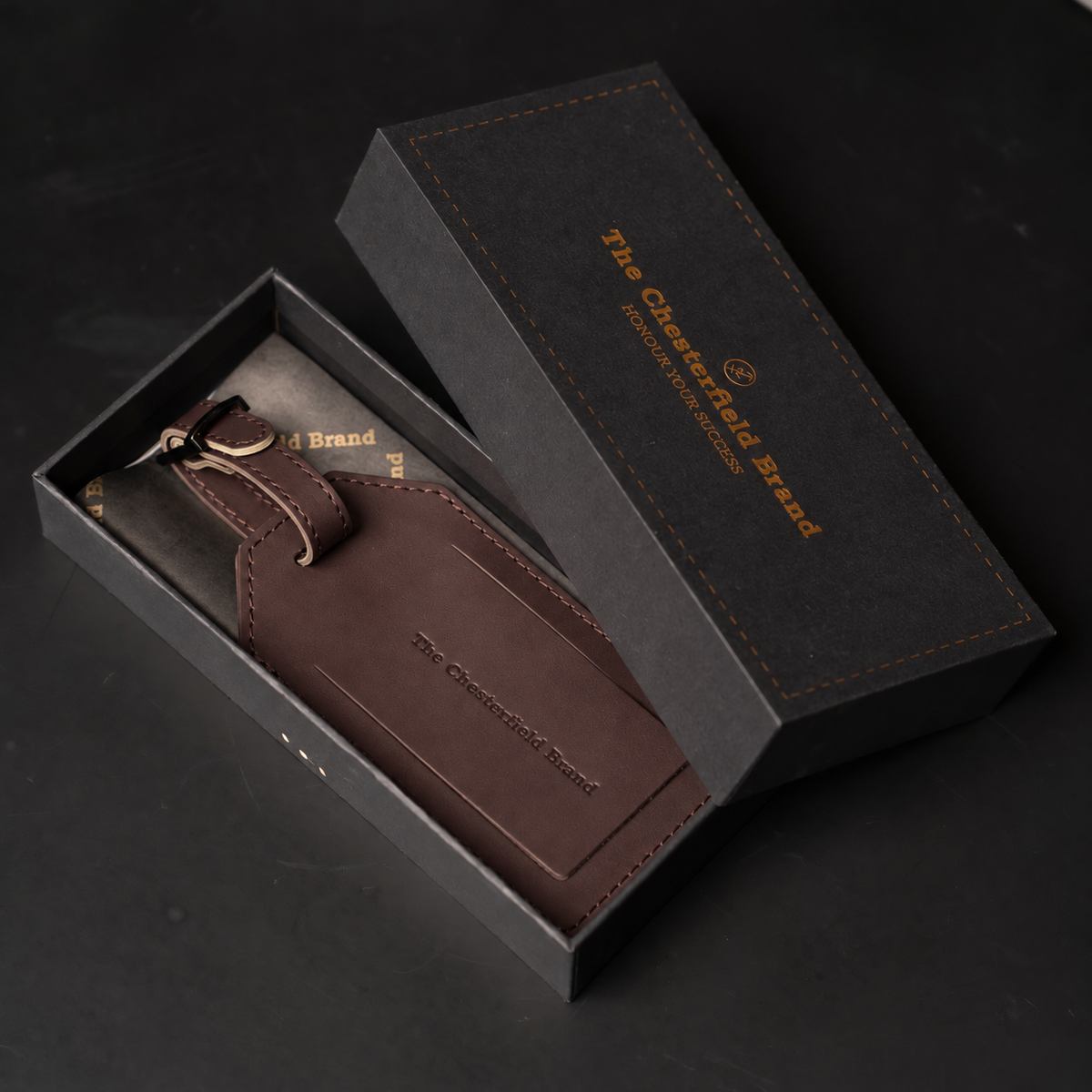 Leren Kofferlabel Bruin, in de geopende geschenkdoos, deksel ernaast