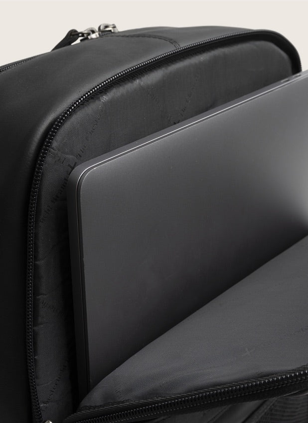 Reinforced 16" laptop compartment