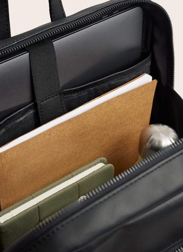 Reinforced 16" laptop compartment