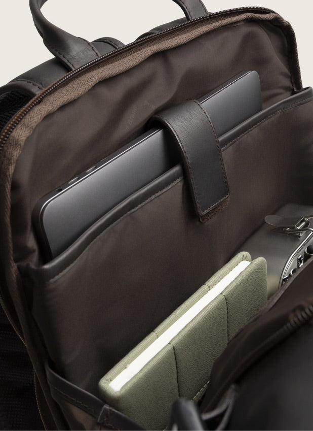 Reinforced 17" laptop compartment