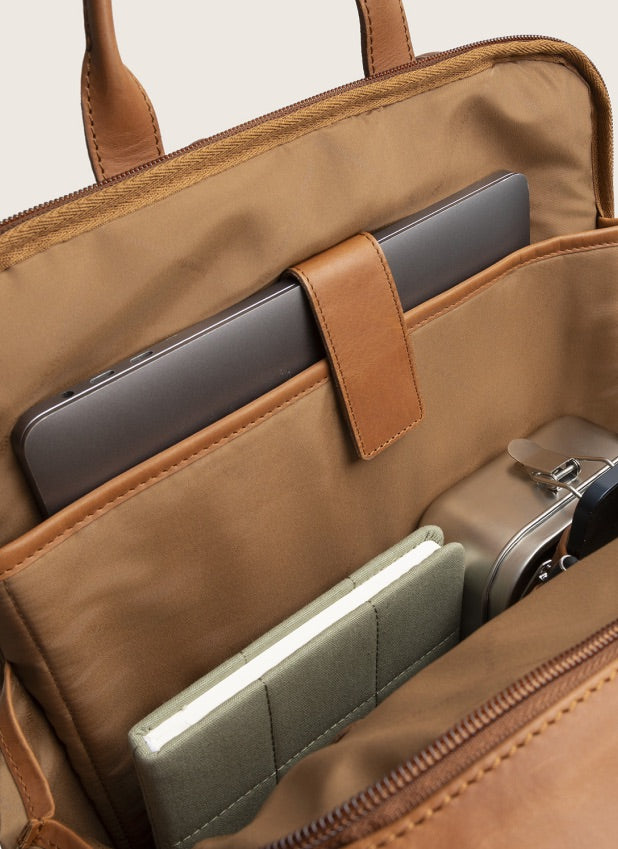 Reinforced 17" laptop compartment