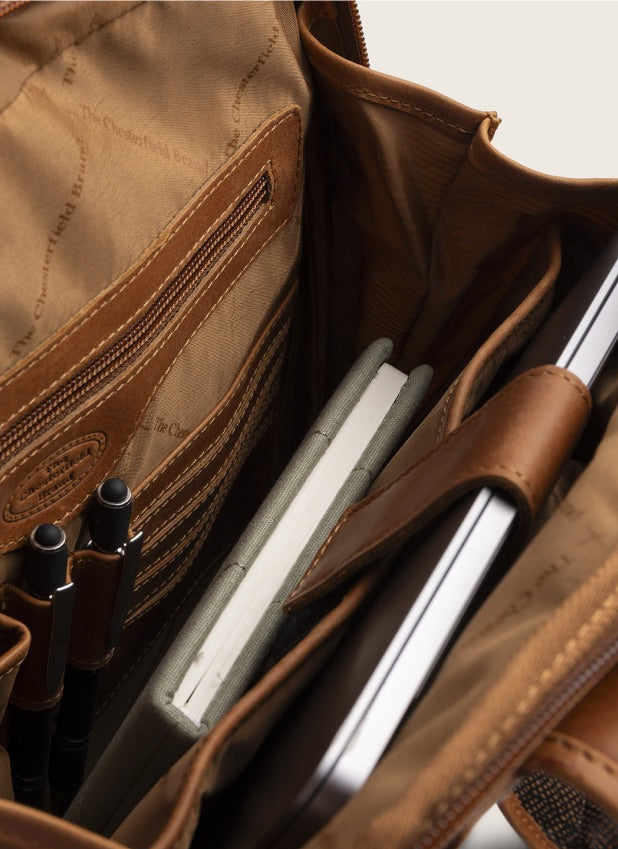 Reinforced 14" laptop compartment