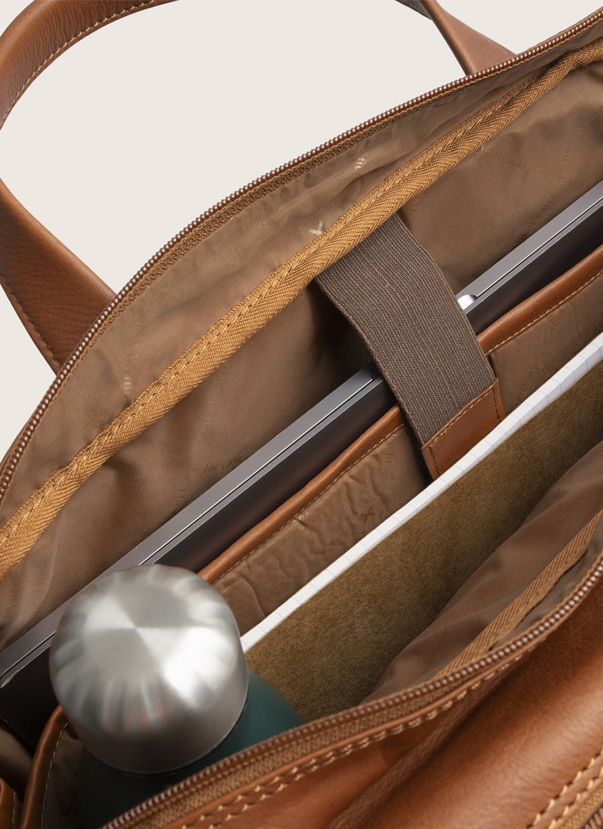 Reinforced 17" laptop compartment