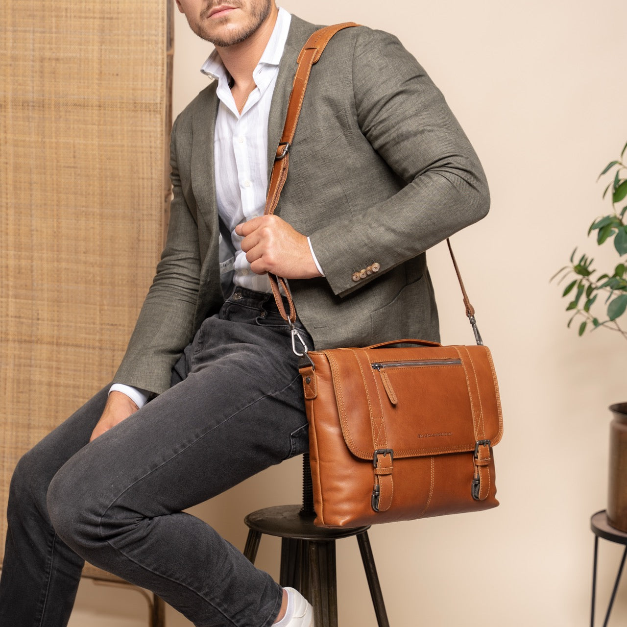 How to Wear a Laptop Messenger Bag: Style Tips for Every Occasion