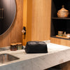 Trousse de Toilette en Cuir Noir Vince